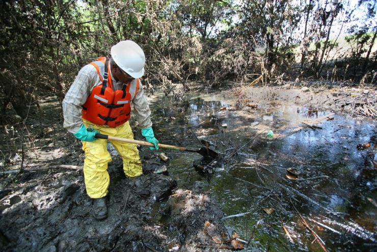 FEMA_-_31024_-_Oil_spill_clean_up_in_Kansas2.jpg